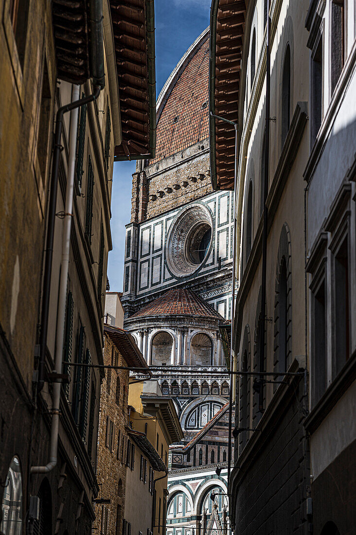  View through alley to Florence Cathedral, Chiesa di San Carlo dei Lombardi, Florence (Italian: Firenze, Tuscany region, Italy, Europe 