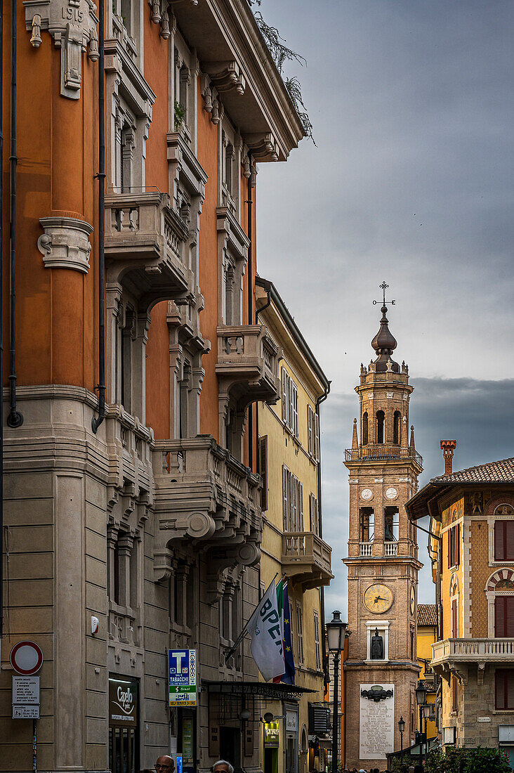 Typische Villen in der Altstadt und alter Glockenturm, Parma, Provinz Parma, Emilia-Romagna, Italien, Europa