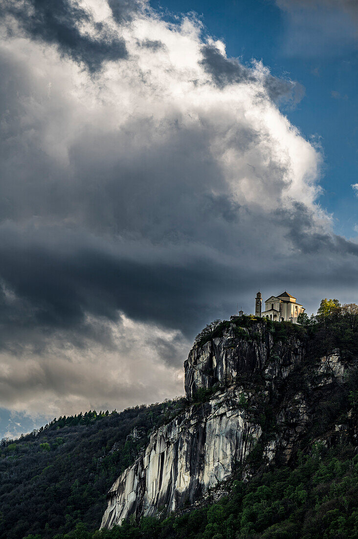 Blick zur Wallfahrtsstätte Madonna del Sasso von Pella aus bei Sonnenuntergang, Westufer des Ortasees, Ortasee Lago d’Orta, Provinz Novara, Region Piemont, Italien