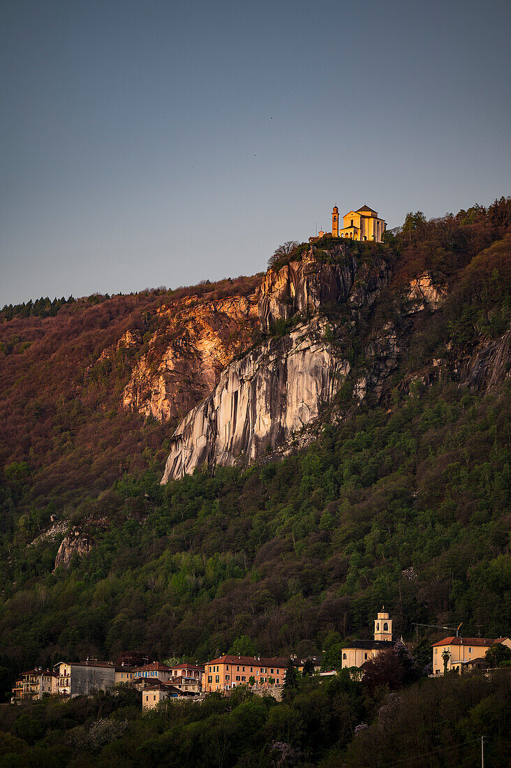Blick zur Wallfahrtsstätte Madonna del Sasso von Pella aus bei Sonnenaufgang, Westufer des Ortasees, Ortasee Lago d’Orta, Provinz Novara, Region Piemont, Italien