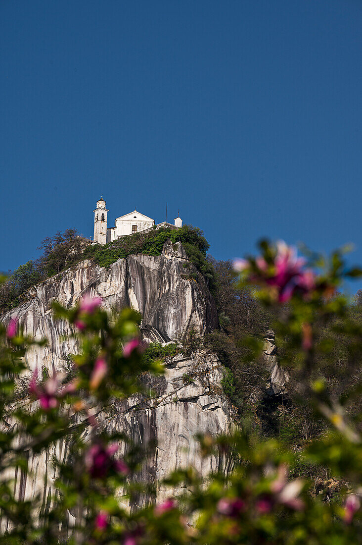 Blick zur Wallfahrtsstätte Madonna del Sasso von Pella aus, Westufer des Ortasees, Ortasee Lago d’Orta, Provinz Novara, Region Piemont, Italien