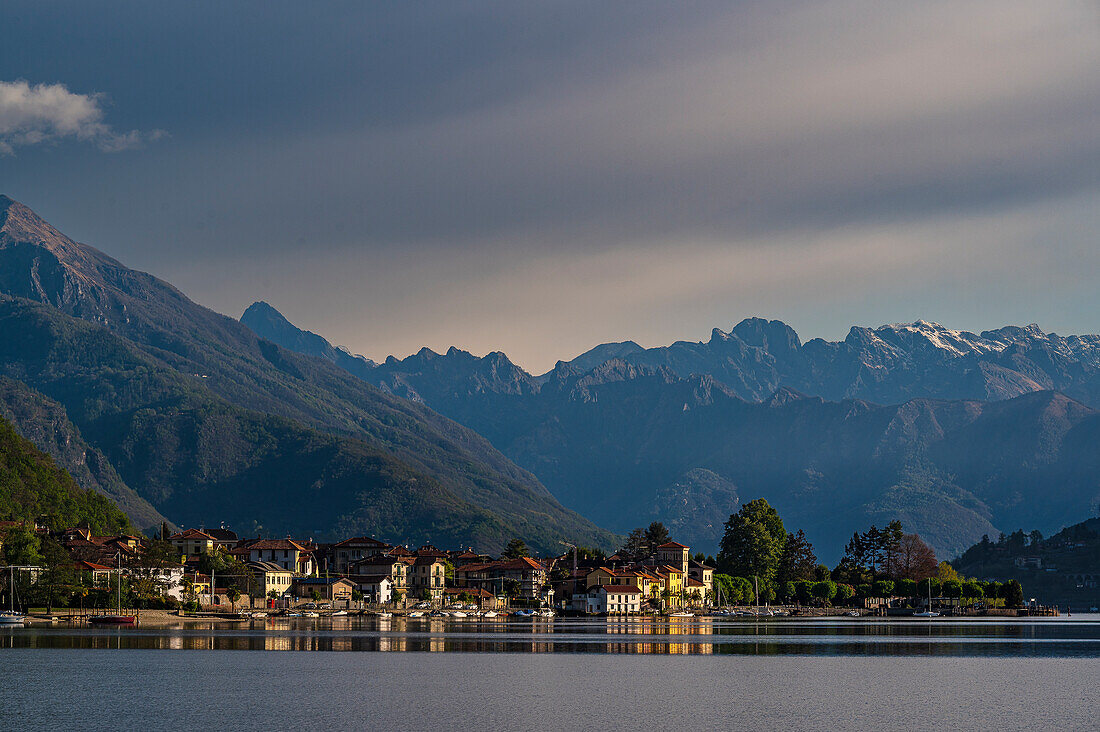 Blick nach Pella am Westufer des Ortasees und Berge im Aostatal bei Sonnenaufgang, Ortasee Lago d’Orta, Provinz Novara, Region Piemont, Italien