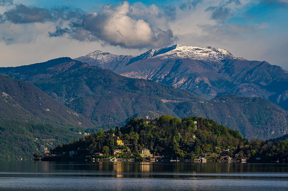Blick auf den See von dem Strand Lido di Gozzano am Südende, Ortasee Lago d’Orta, Provinz Novara, Region Piemont, Italien