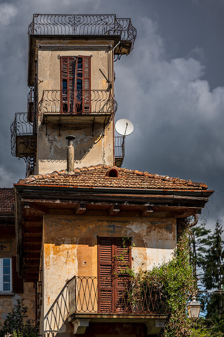 Alte Häuser und Gassen im Ort Orta San Giulio, Ortasee Lago d’Orta, Provinz Novara, Region Piemont, Italien