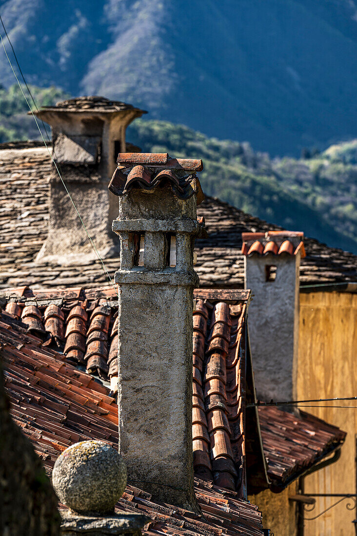 Alte Schornsteine und Dächer im Ort Orta San Giulio, Ortasee Lago d’Orta, Provinz Novara, Region Piemont, Italien