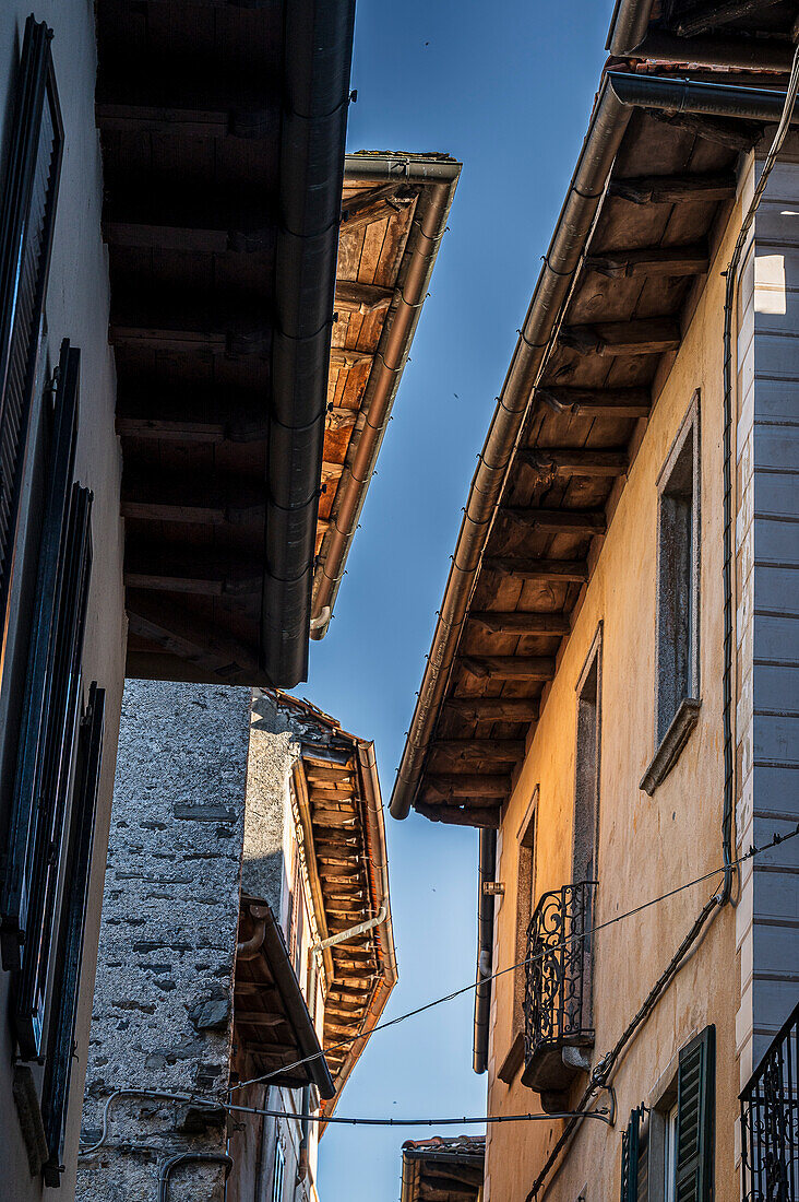 Enge Gassen mit alten Häusern, Gemeinde Orta San Giulio, Ortasee Lago d’Orta, Provinz Novara, Region Piemont, Italien