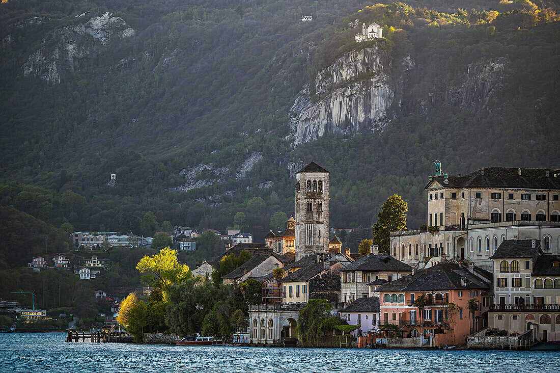  View of Isola San Giulio from the port of Orta San Giulio, Piazza Motta, Orta San Giulio, Lake Orta is a northern Italian lake in the northern Italian, Lago d&#39;Orta, or Cusio, region of Piedmont, Italy, Europe 