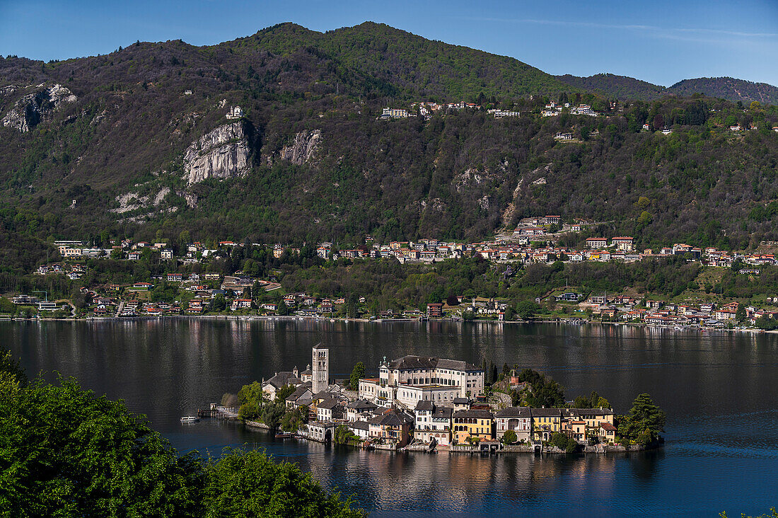 Blick auf die Insel Isola San Giulio vom Sacro Monte d'Orta, Gemeinde Orta San Giulio, Ortasee Lago d’Orta, Region Piemont, Italien