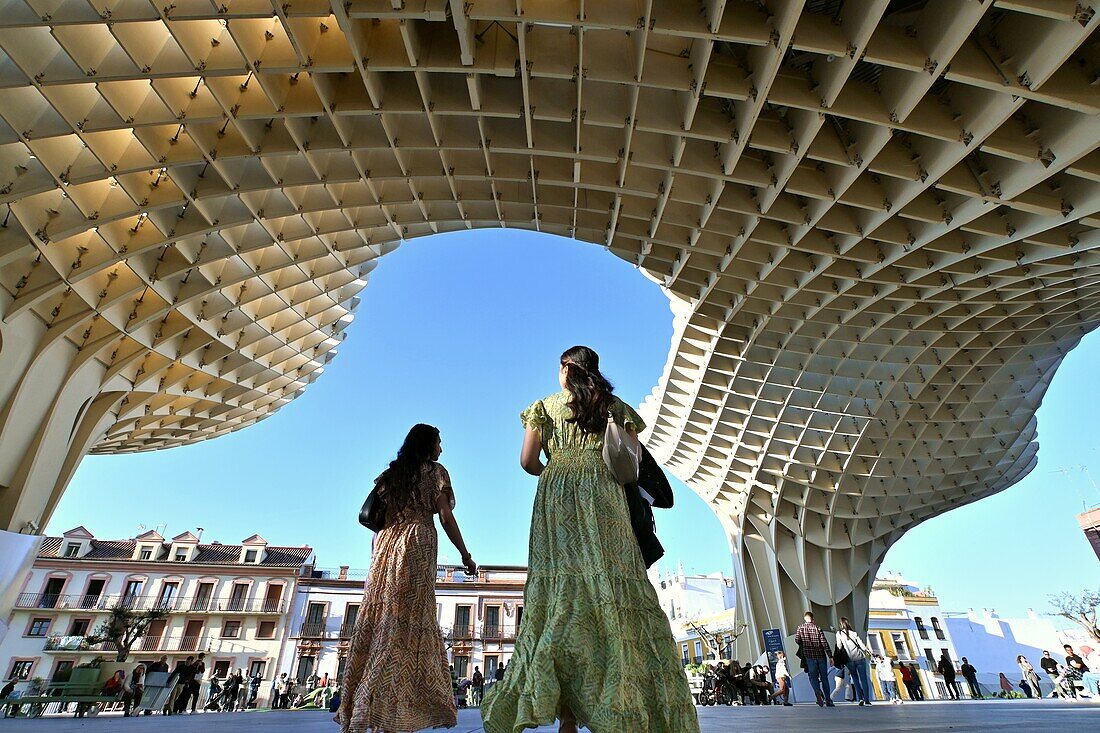 Einheimische Frauen unter der Holzskulptur Metropol Parasol oder 'las Setas', Plaza de la Encarnación, Sevilla, Andalusien, Spanien