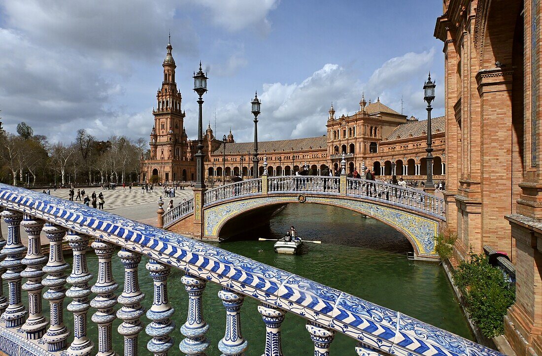 Brücken mit Azulejos über den Kanal und Palast, am Plaza de Espana, Sevilla, Andalusien, Spanien