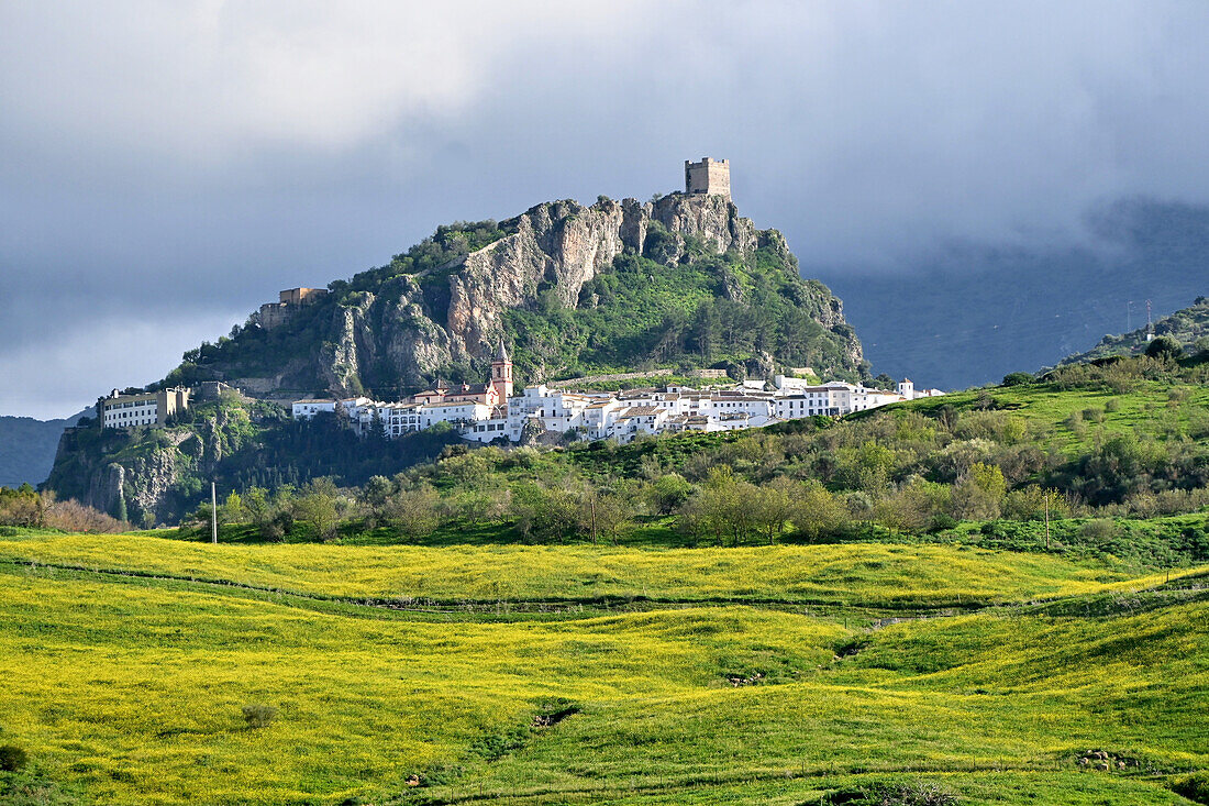 Blick auf Zahara de la Sierra an der Straße der weißen Dörfer 'Pueblos Blancos', Provinz Cádiz, Andalusien, Spanien