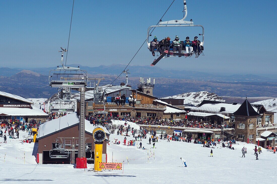 Skifahrer und Liftanlagen im Skigebiet am Pico de Veleta, Sierra Nevada, über Granada, Andalusien, Spanien