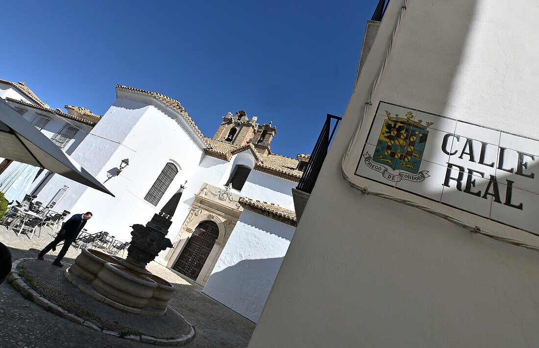 Ortsansicht in der Gasse Calle Real, Weißes Dorf, Priego de Cordoba, Provinz Cordoba, Andalusien, Spanien