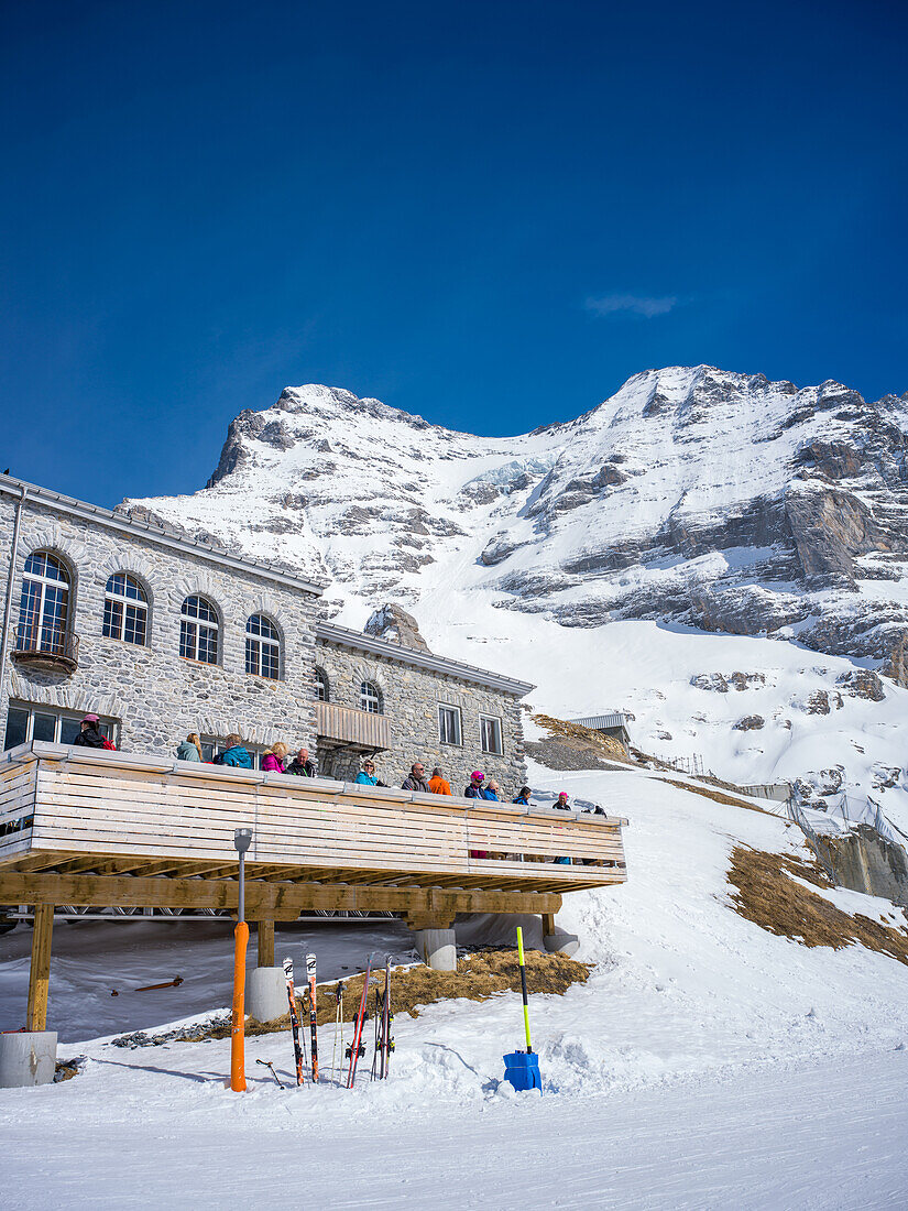 Blick vom Bahnhof Eigergletscher auf den Mönch, Alpen, Wengen, Grindelwald, Kanton Bern, Bern, Wallis, Schweiz, Europa