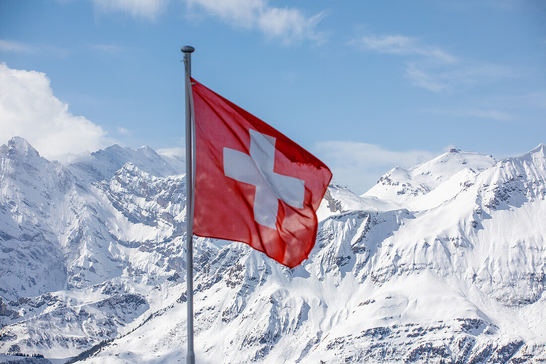 Schweizer Flagge vor einer imposanten Alpenkulisse, Alpen, Wengen, Grindelwald, Kanton Bern, Bern, Schweiz, Europa