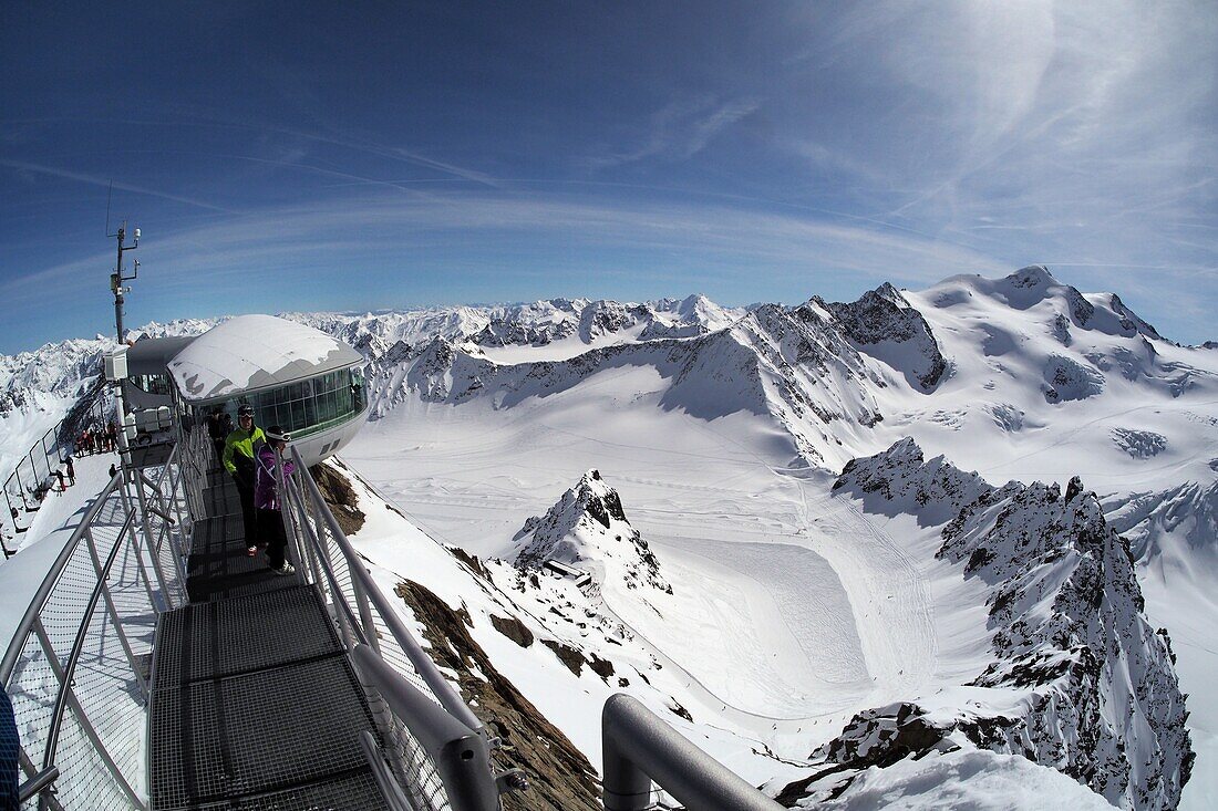 Ausblick vom höchsten Punkt, Skywalk am 'Café 3440' am Hinteren Brunnenkogel zur Wildspitze, Pitztaler Gletscher, Pitztal im Winter, Tirol, Österreich