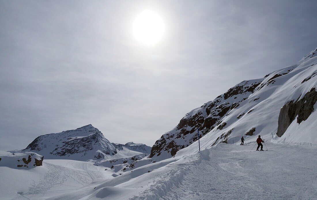 Skifahrer auf der Piste, Skigebiet Pitztaler Gletscher, Abfahrt ins Griestal, Pitztal im Winter, Tirol, Österreich