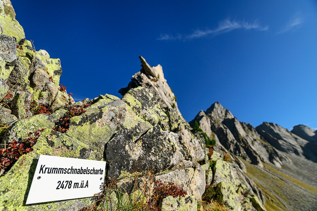  Krummschnabelscharte sign on a jagged rocky ridge, Krummschnabelscharte, Siebenschneidsteig, Aschaffenburger Höhenweg, Zillertal Alps, Zillertal Alps Nature Park, Tyrol, Austria 