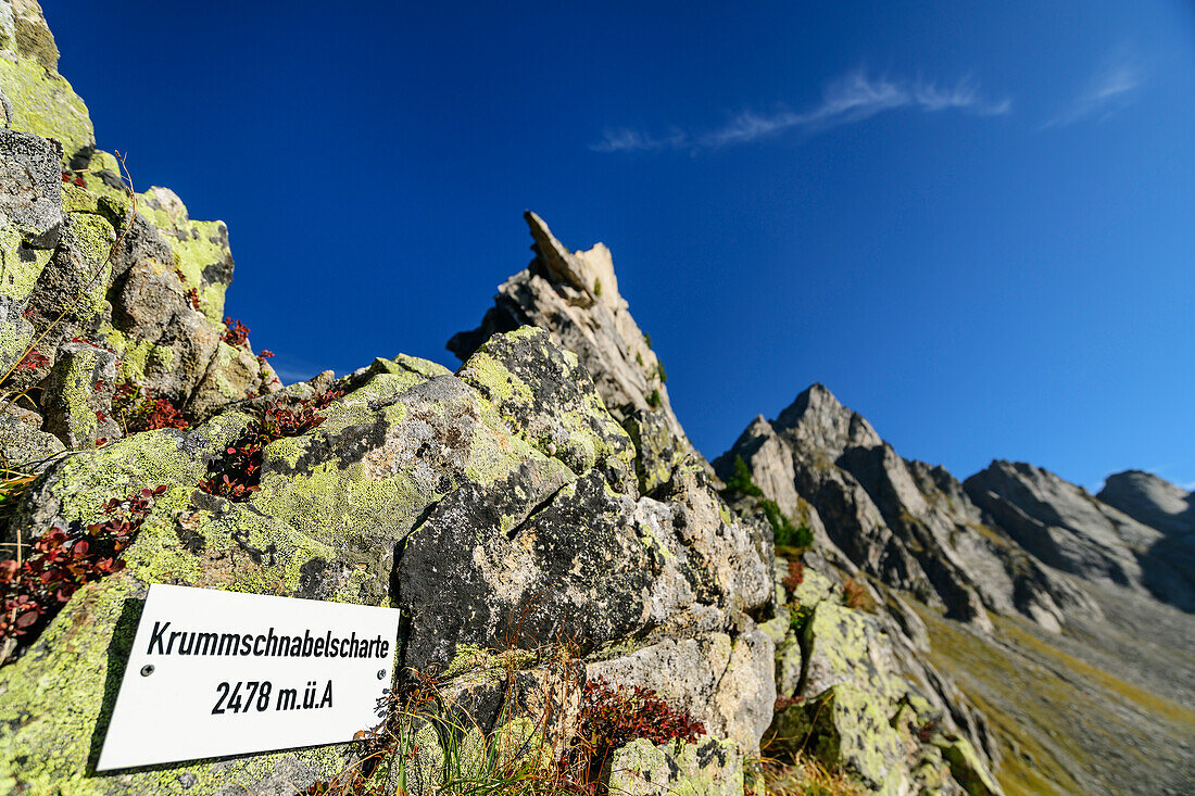 Schild Krummschnabelscharte an zerklüftetem Felskamm, Krummschnabelscharte, Siebenschneidensteig, Aschaffenburger Höhenweg, Zillertaler Alpen, Naturpark Zillertaler Alpen, Tirol, Österreich