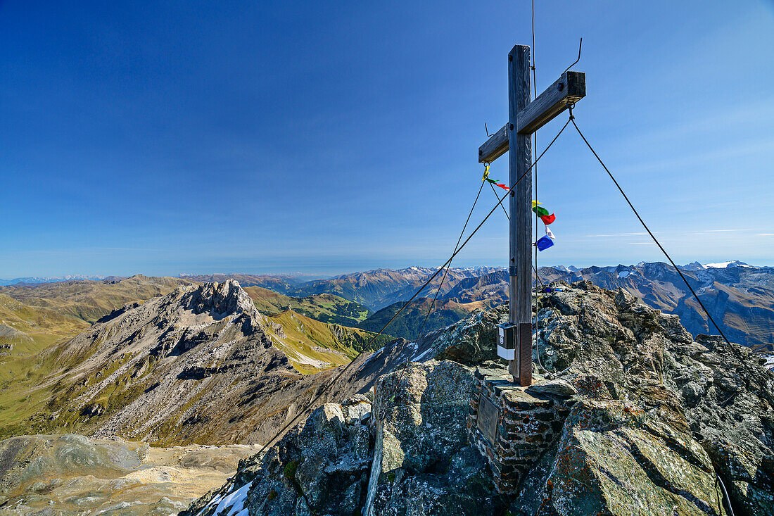 Gipfelkreuz des Geier mit Blick auf Kalkwand, vom Geier, Tuxer Alpen, Zillertal, Tirol, Österreich