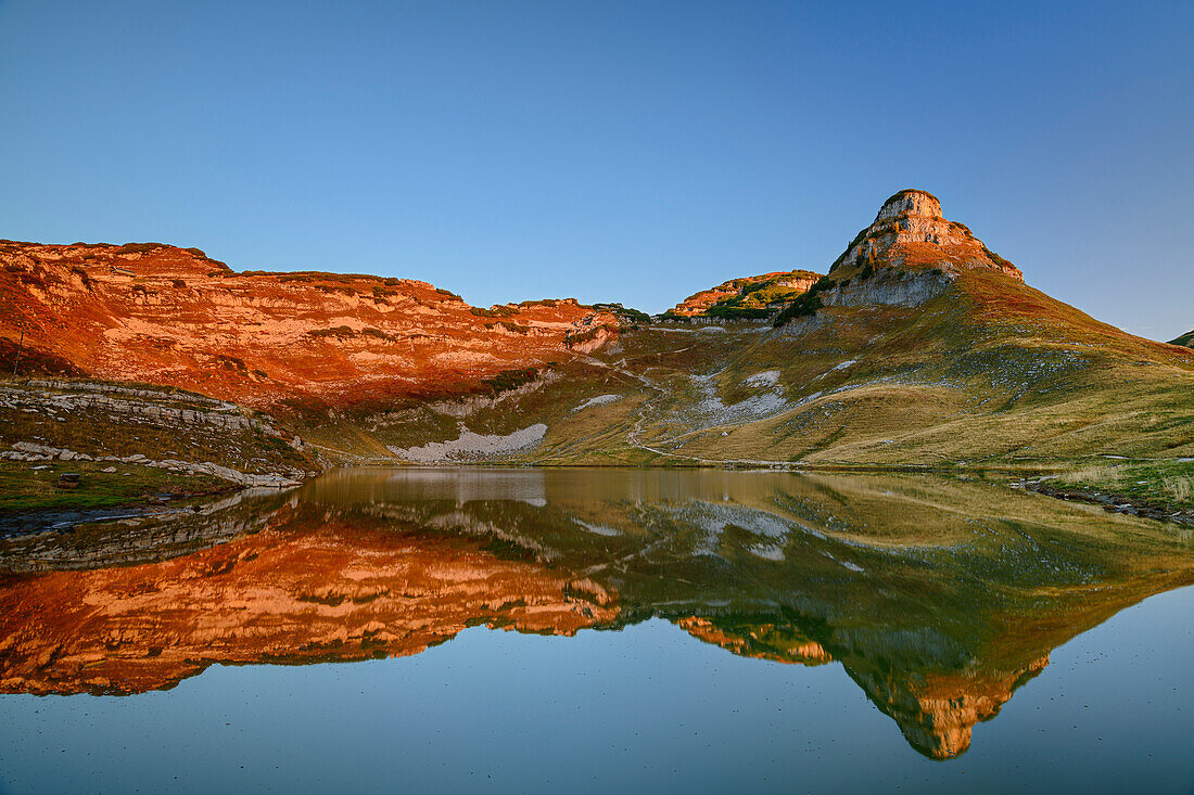 Atterhorn bei Alpenglühen spiegelt sich in Augstsee, am Loser, Totes Gebirge, Salzkammergut, Steiermark, Österreich