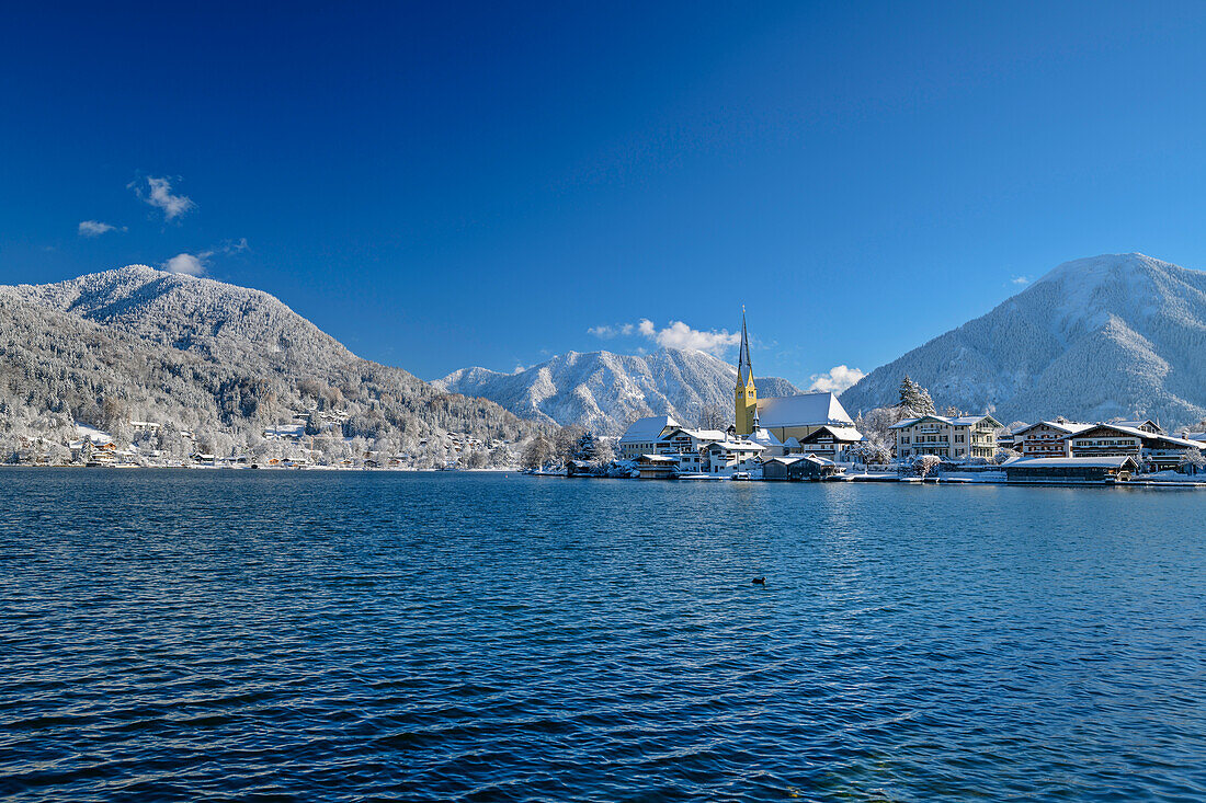 Winterliches Rottach-Egern mit Kirche, Tegernsee im Vordergrund und Tegernseer Berge im Hintergrund, Rottach-Egern, Tegernsee, Bayerische Alpen, Oberbayern, Bayern, Deutschland