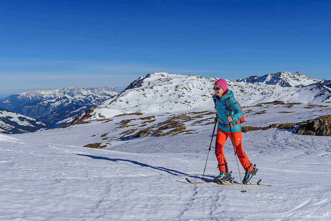  Woman on ski tour ascending to Kastenwendenkopf, Kastenwendenkopf, Kitzbühel Alps, Tyrol, Austria 