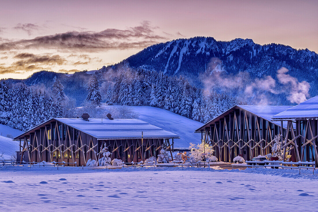 Beleuchtete mse-Kunsthalle in Unterammergau, Unterammergau, Oberbayern, Bayern, Deutschland 