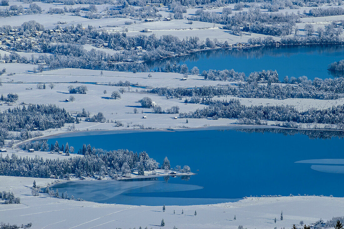 Tiefblick vom Hörnle auf verschneiten Staffelsee, Ammergauer Alpen, Oberbayern, Bayern, Deutschland 