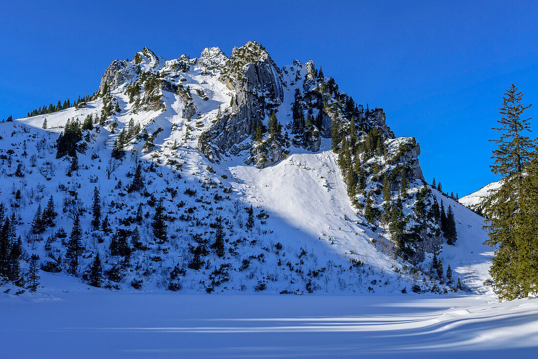  Ruchenköpfe above snow-covered Soinsee, Spitzing area, Bavarian Alps, Upper Bavaria, Bavaria, Germany  