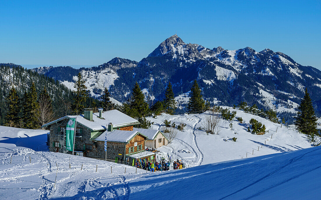 Taubensteinhaus mit Wendelstein im Hintergrund, Taubensteinhaus, Spitzinggebiet, Bayerische Alpen, Oberbayern, Bayern, Deutschland 