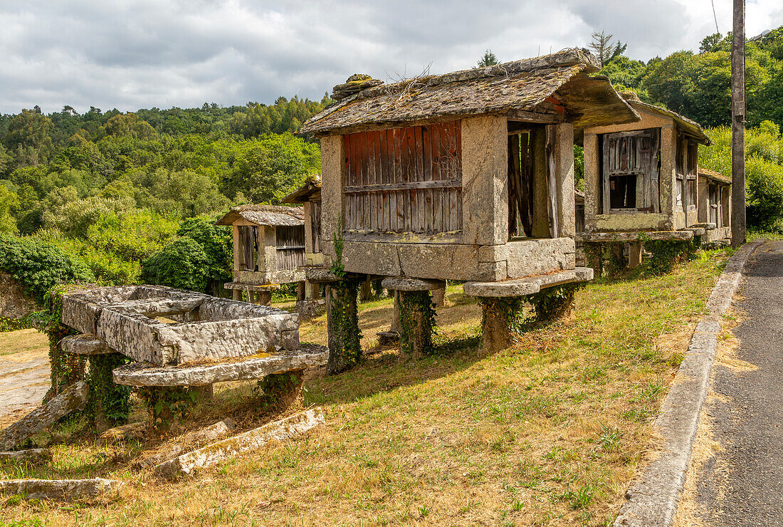 Verfallene verlassene alte Getreidespeicher, sogenannte Horreos, im Dorf Rubillon, Provinz Ourense, Galicien, Spanien