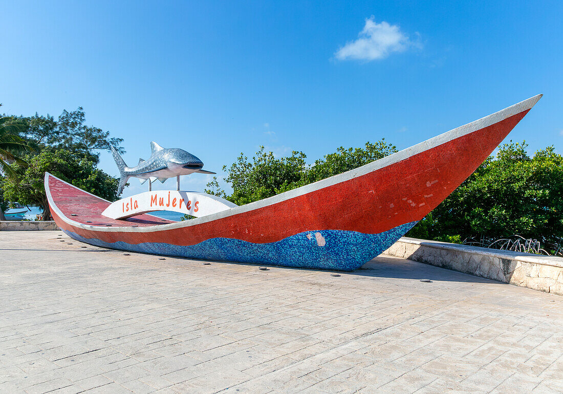 Skulptur von Boot und Hai, Isla Mujeres, Karibikküste, Cancun, Quintana Roo, Mexiko