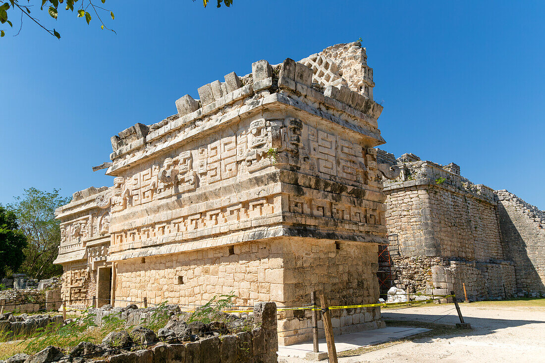 Aufwendig verzierte Steinfassade im Monjas-Komplex, Chichen Itzá, Maya-Ruinen, Yucatan, Mexiko - Iglesia oder Kirchengebäude