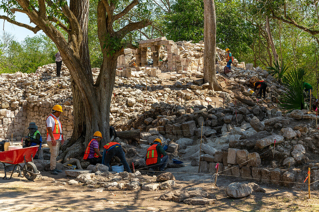Archaeologists at work Chichen Itzá, Mayan ruins, Yucatan, Mexico
