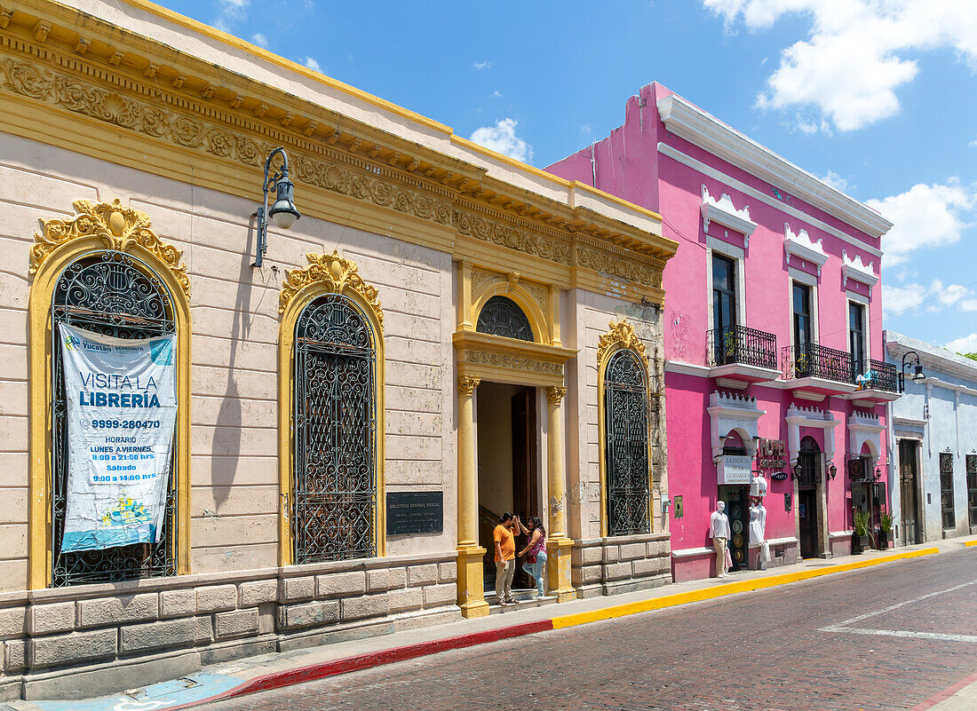 Bunt bemalte Gebäude im traditionellen spanischen Kolonialstil im Stadtzentrum von Merida, Bundesstaat Yucatan, Mexiko – öffentliche Bibliothek in Gelb