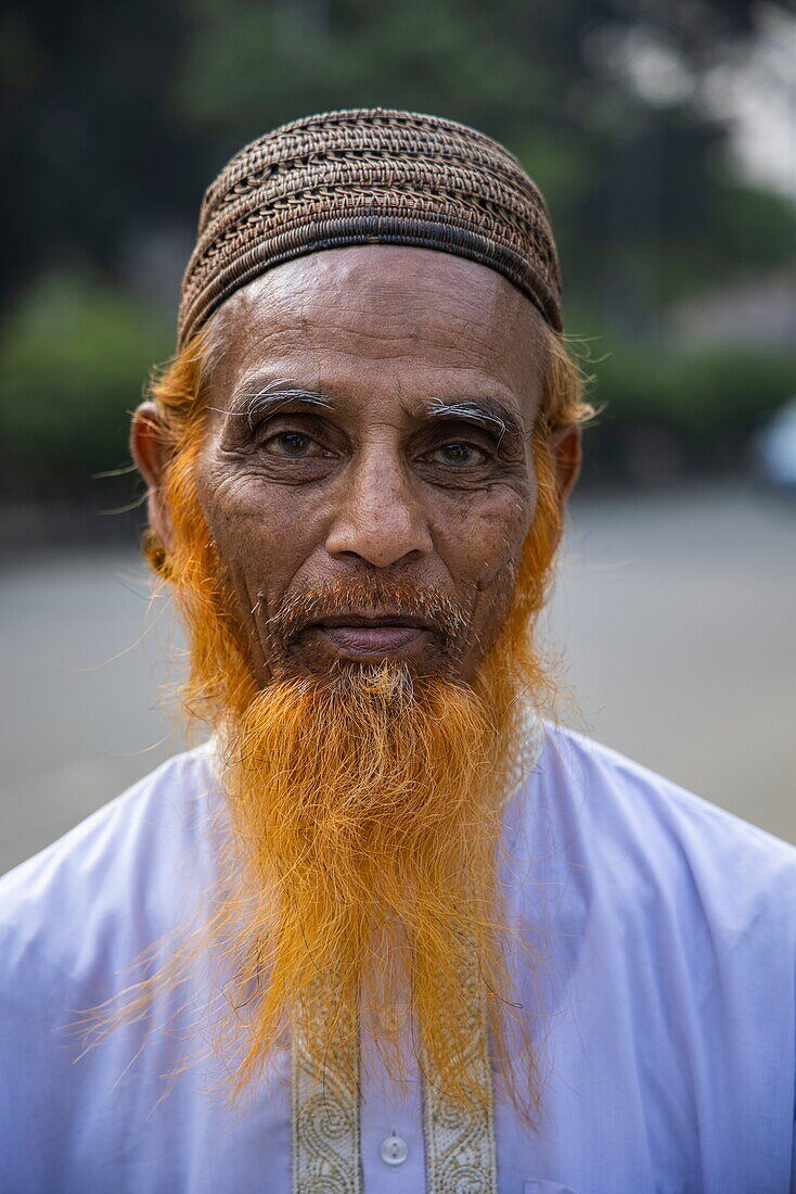 Porträt eines muslimischen Mannes mit orangefarbenem Bart, Symbol, dass er Mekka besucht hat, Dhaka, Dhaka, Bangladesch, Asien
