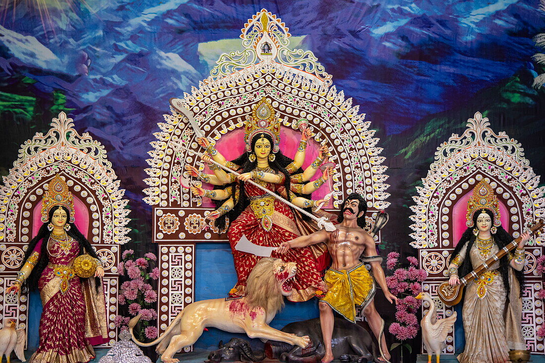 Figuren der Durga-Puja-Feierlichkeiten im Dhakeshwari-Hindu-Tempel, Dhaka, Dhaka, Bangladesch, Asien