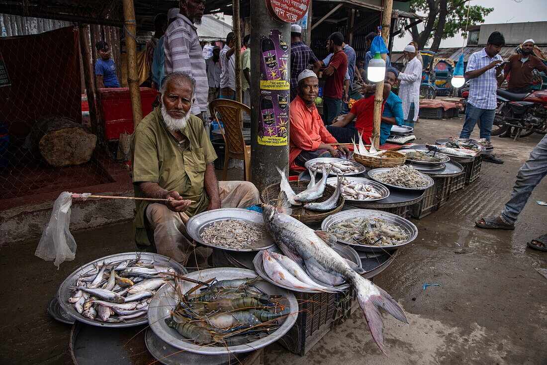  Men selling fish near Kirtankhola River, Barisal (Barishal), Barisal District, Bangladesh, Asia 