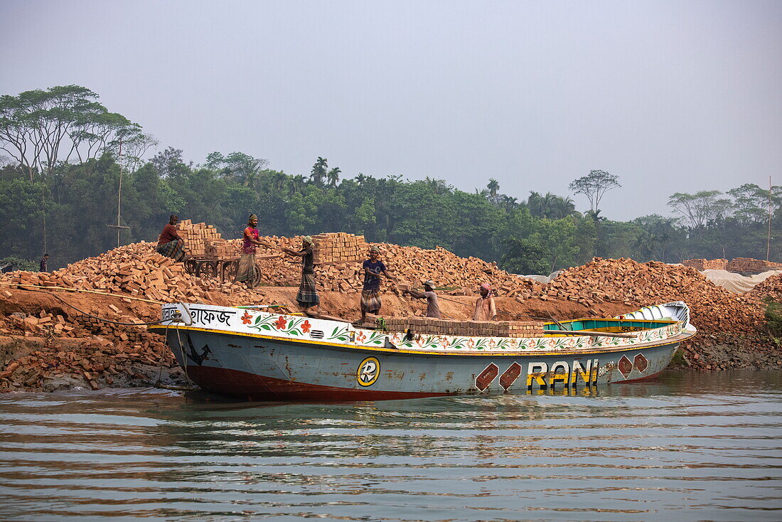 Lehmziegelarbeiter und Transportboot, in der Nähe von Barisal (Barishal), Bezirk Barisal, Bangladesch, Asien