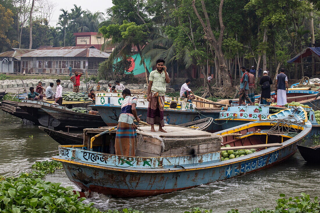  Traders sell watermelons and other fruits from boats at the Boithakata floating market on the Belua River, Boithakata, Pirojpur District, Bangladesh, Asia 