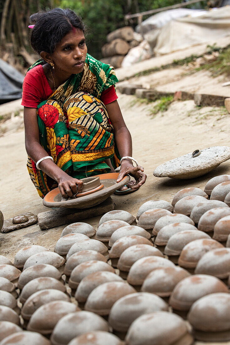  Young woman making ceramic pots in Kumar Pada (pottery colony), Kaukhali (Kawkhali), Pirojpur District, Bangladesh, Asia 