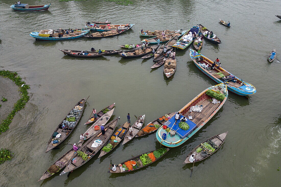  Aerial view of traders selling fruits from boats at Boithakata floating market on Belua river, Boithakata, Pirojpur district, Bangladesh, Asia 