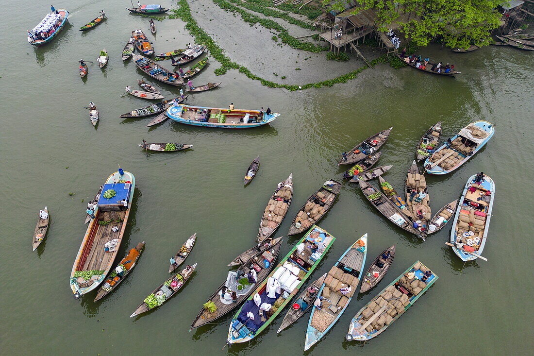  Aerial view of traders selling fruits from boats at Boithakata floating market on Belua river, Boithakata, Pirojpur district, Bangladesh, Asia 