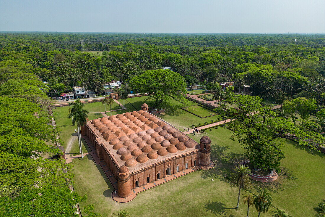 Luftaufnahme der Sixty Dome Moschee und Parklandschaft, Bagerhat, Distrikt Bagerhat, Bangladesch, Asien