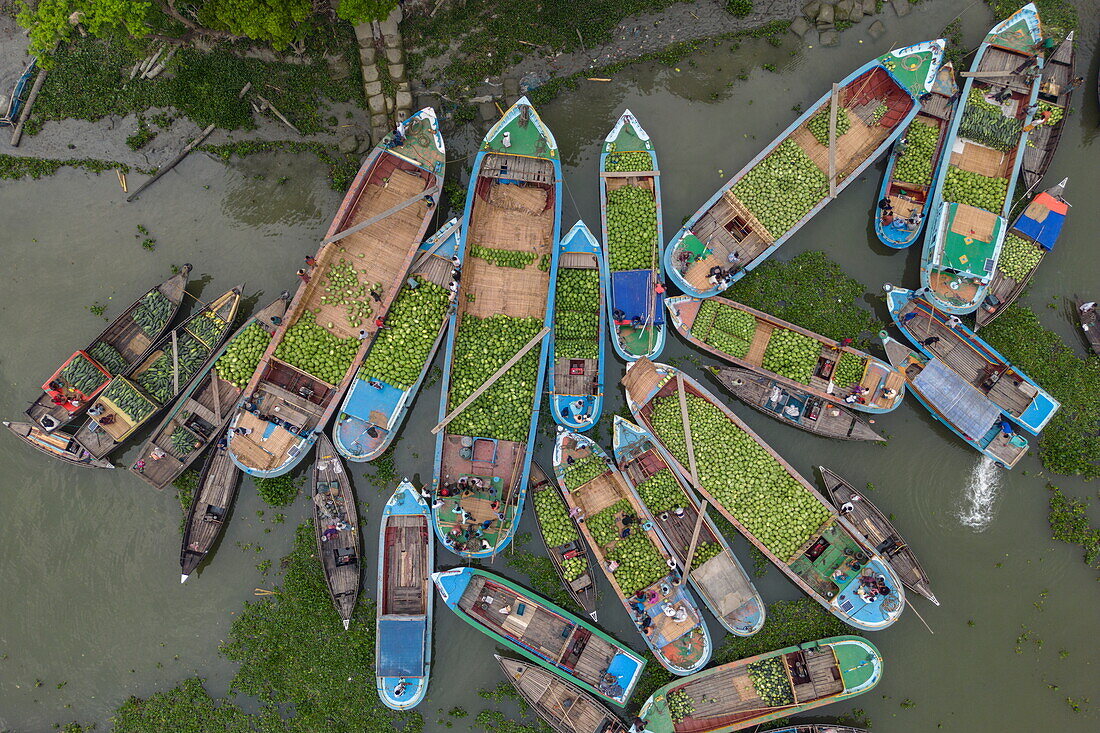  Aerial view of traders selling watermelons and other fruits from boats at Boithakata floating market on Belua river, Boithakata, Pirojpur district, Bangladesh, Asia 