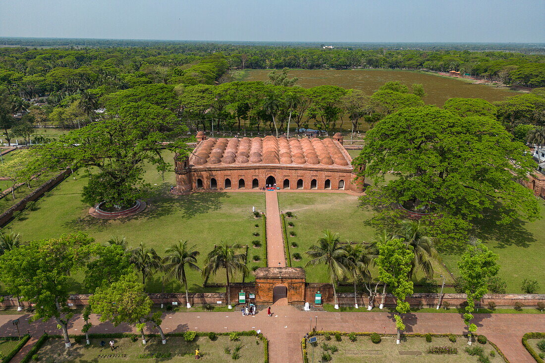 Luftaufnahme der Sixty Dome Moschee und Parklandschaft, Bagerhat, Distrikt Bagerhat, Bangladesch, Asien