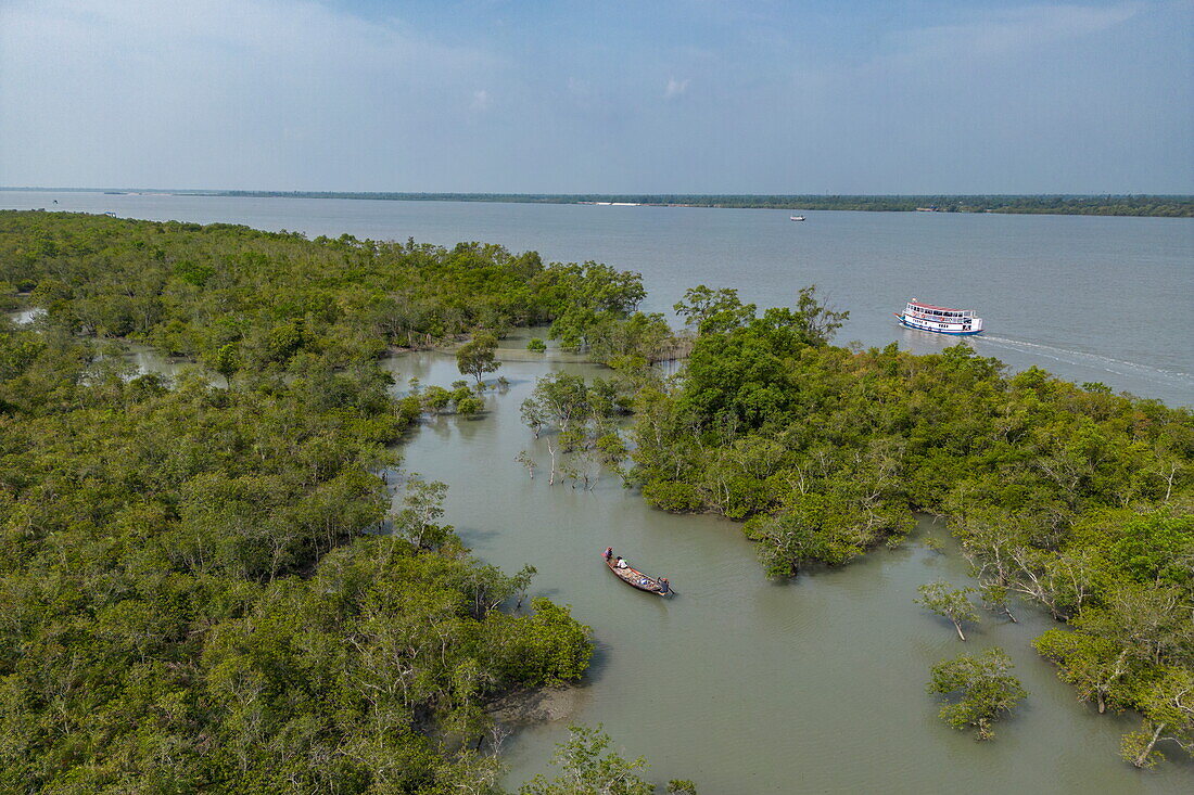  Aerial view of a canoe in the Sundarbans mangrove area with tour boat on the Datta River, Pakhiralay, near Gosaba, South 24 Parganas District, West Bengal, India, Asia 