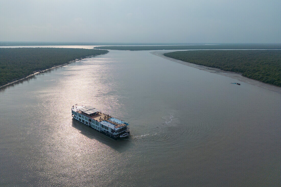 Luftaufnahme des Flusskreuzfahrtschiffs RV Thurgau Ganga Vilas (Thurgau Travel), Saptamukhi-Mündung, Pakhiralay, bei Gosaba, South 24 Parganas District, Westbengalen, Indien, Asien