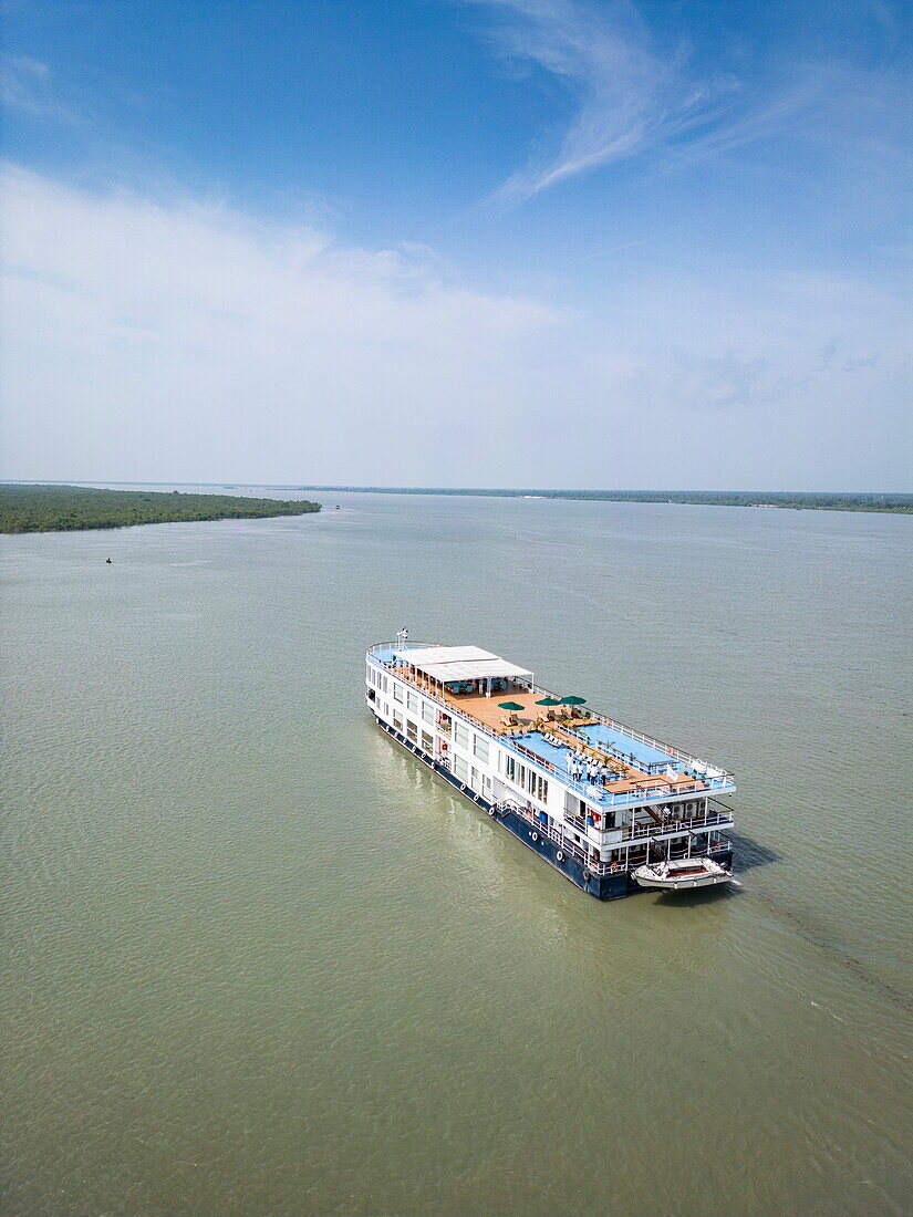 Luftaufnahme des Flusskreuzfahrtschiffs RV Thurgau Ganga Vilas (Thurgau Travel), Saptamukhi-Mündung, Pakhiralay, bei Gosaba, South 24 Parganas District, Westbengalen, Indien, Asien